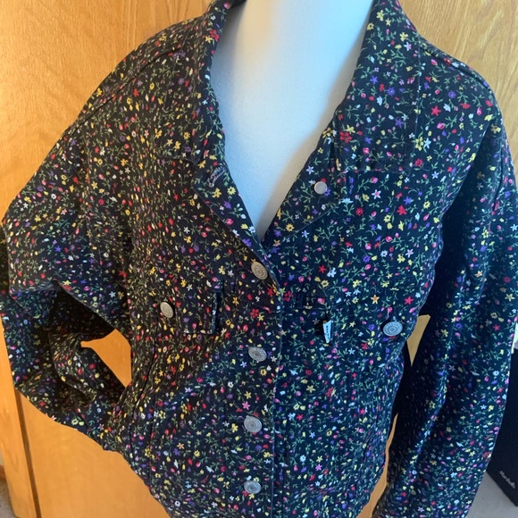 Ladies Levi’s black floral denim jacket - Picture 2 of 5